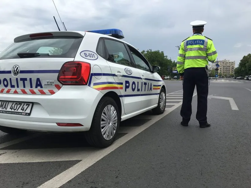 21 de muncitori, băgați într-o dubiță fără geamuri. Poliția a sancționat șoferul, dar și doi dintre călători pentru că nu purtau mască