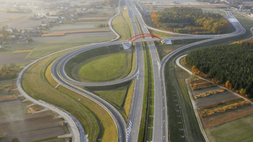 Șase constructori din trei țări se bat pentru contractul privind tronsonul Târgu Neamț-Târgu Frumos al Autostrăzii Unirii