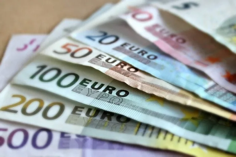 Premierul Bolojan, criticat pentru majorarea subvențiilor partidelor