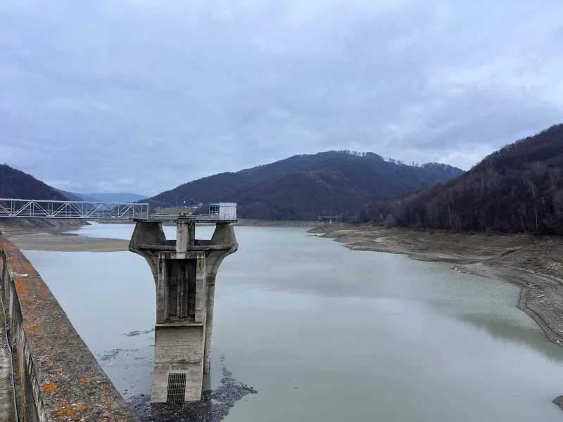 Lipsă de apă din cauza barajului Paltinu: autoritățile suplimentează sprijinul pentru populație