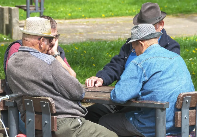 Pensionarii cu venituri mici ar putea primi până la 1.000 de lei în două tranșe