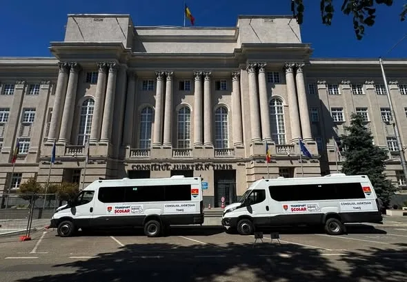 25 de microbuze hibride pentru transportul elevilor din județul Timiș