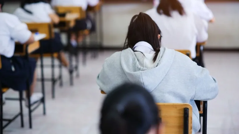 Elevii de clasa a VIII-a susțin primele probe ale Evaluării Naționale 2026: ce obiecte sunt interzise în examen