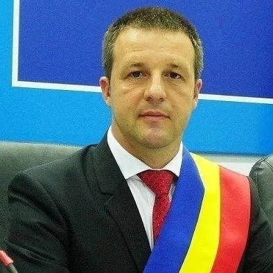 Masca obligatorie în Brăila. Primarul orașului protestează:O să ne interziceți să deschidem și geamul