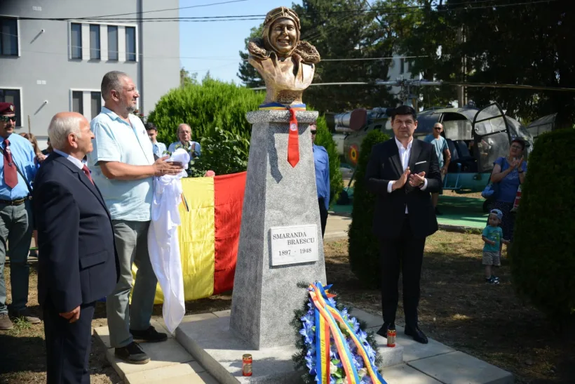 De Ziua Aviației Române, a fost dezvelit bustul reginei înălțimilor la Muzeul Aeronauticii de la Tecuci