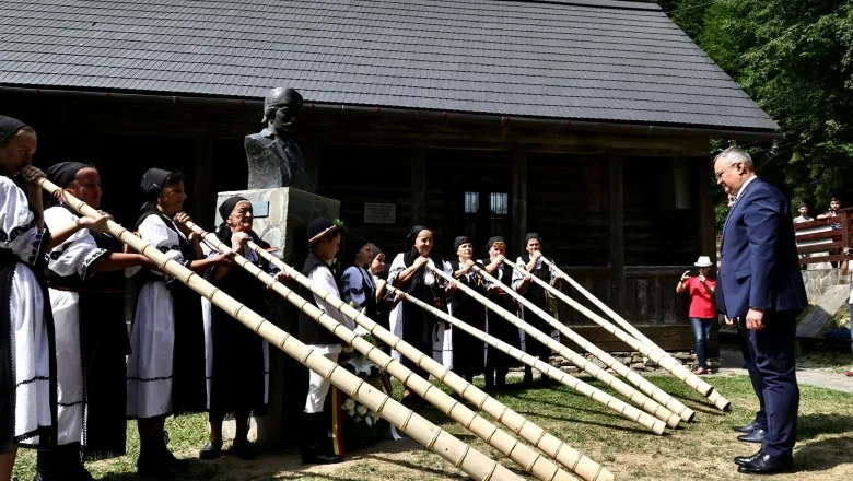 Premierul Ciucă a fost întâmpinat cu tulnicul la Casa Memorială „Avram Iancu”