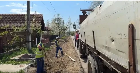 Asfalt nou și rigole betonate, pe DJ 646, la Costești!