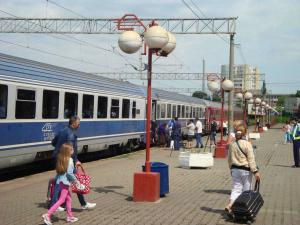 Patru trenuri modernizate cu fonduri PNRR au fost puse în circulație pe ruta Brașov – București Nord – Constanța