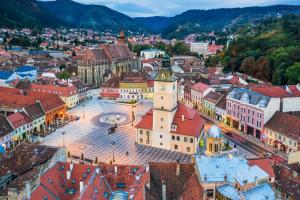 Via Transilvanica. Una dintre bornele traseului este în Piața Sfatului