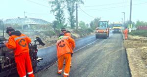 Lucrări de modernizare pe DJ 240, la Negrilești &ndash; primul strat de asfalt turnat pe tronsonul reabilitat complet