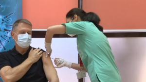 Iohannis, după ce s-a vaccinat anti-COVID:&bdquo;Este o procedură simplă, nu doare. Acest vaccin e sigur și eficient&rdquo;