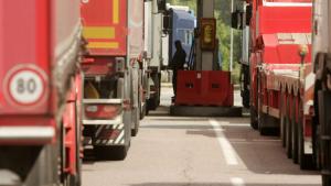 Acciză redusă la motorină și noi taxe pentru petrolieri, &icirc;n discuție la Guvern