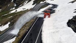 Transfăgărășanul și Transalpina, &icirc;nchise din cauza ninsorilor și riscului de avalanșe