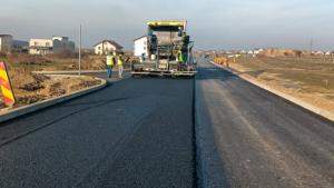 Astfaltare pe noul drum de legătură pe Centura S&acirc;nmartin și Inelul Rutier Metropolitan Oradea