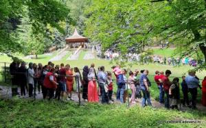 Mii de oameni la coadă la morm&acirc;ntul lui Arsenie Boca