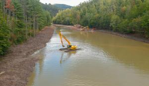 Excavatoare plutitoare la decolmatarea Lacului Vida din Luncasprie