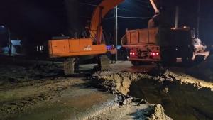 Lucrări de urgență pe DJ 252, după ce un canal de desecare a cedat. Cinci zile pentru refacerea drumului