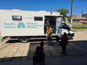 Caravana mobilă de screening a tuberculozei a ajuns în județul Iași, prima oprire fiind în comuna Cotnari