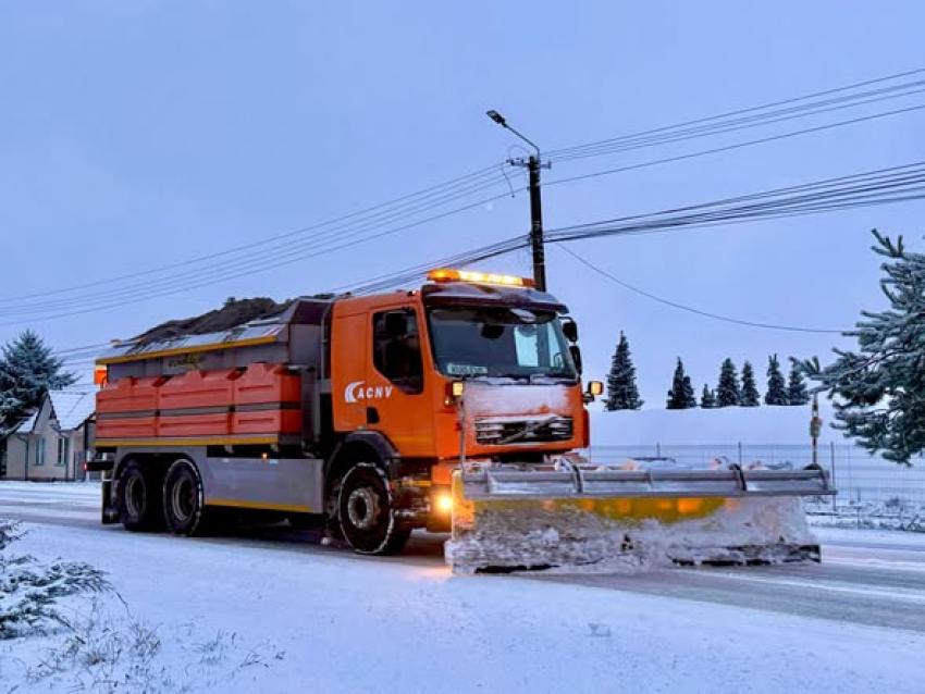 Intervenții continue pentru deszăpezirea drumurilor județene