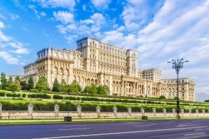 Culorile drapelelor României și Germaniei, proiectate pe Palatul Parlamentului