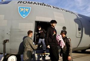 69 de persoane aflate &icirc;n situații vulnerabile, cetățeni rom&acirc;ni și membri de familie, au fost aduse &icirc;n Rom&acirc;nia de un avion militar
