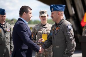 Radu Miruță l-a decorat pe al doilea pilot rom&acirc;n din echipajul F-16 care a dobor&acirc;t drona din Estonia