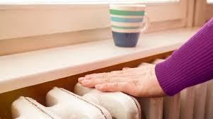 Rom&acirc;nii vor mai multă căldură &icirc;n case, dar am&acirc;nă schimbarea centralelor &icirc;nvechite