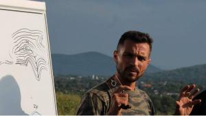 Bărbat trimis &icirc;n judecată pentru că a construit o troiță cu un simbol asociat mișcării legionare