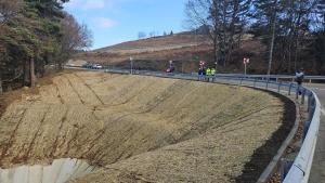 Un drum modernizat &icirc;n zona metropolitană Braşov deschide calea spre un areal natural şi turistic mai puţin explorat: dealurile Holbavului!